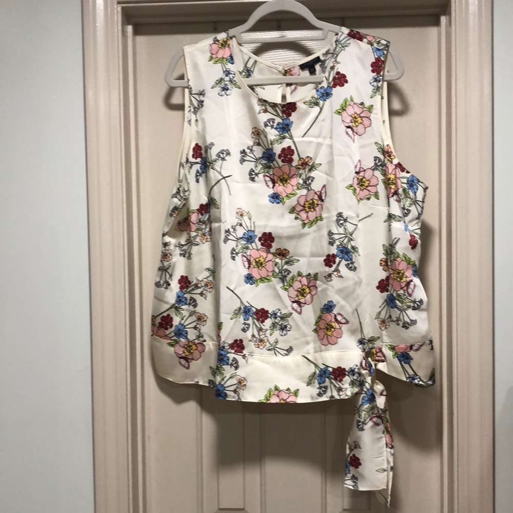 Adorable Talbots sleeveless NWT floral top with side bow.